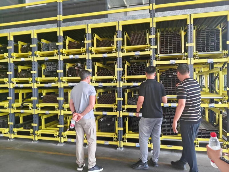 Clientes brasileños visitan HEGERLS para explorar soluciones inteligentes de automatización de almacenes